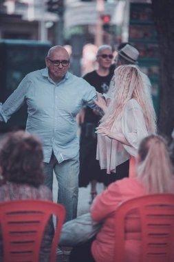 BUENOS AIRES, ARGENTINA - 4 Kasım 2019: Sokakta tango yapan insanlar