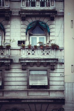 Eski tarihi binanın ön cephesinin ayrıntıları 