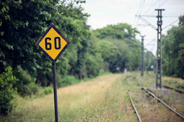 Demiryolu Arka Planında Yol Tabelası — Stok fotoğraf