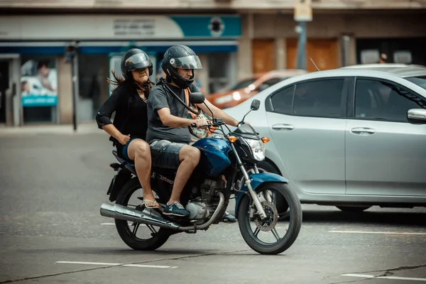 Muž Jezdí Motorce Městě — Stock fotografie