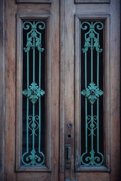 古い木製のドアを閉じるビュー — ストック写真