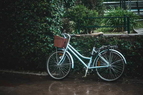 Bicicletta Città Nei Giorni Pioggia — Foto Stock