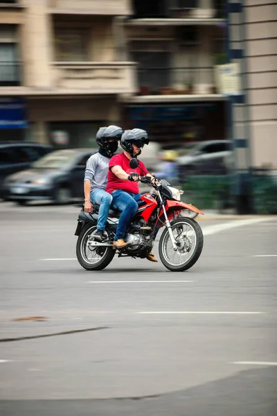 Uomo Sta Guidando Una Moto Città — Foto Stock