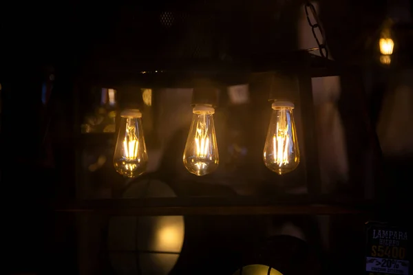 Лампочки Чорному Тлі — стокове фото