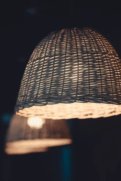 Zbliżenie Wiklinowej Lampy — Zdjęcie stockowe