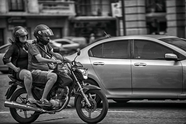 Hombre Moto Por Ciudad —  Fotos de Stock