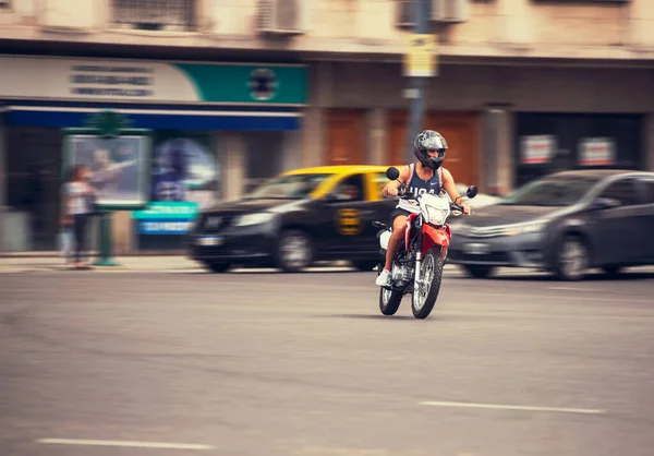 Der Mann Ist Mit Einem Motorrad Der Stadt Unterwegs — Stockfoto