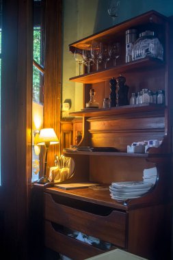 Eski bir kafe içerisinin ayrıntıları