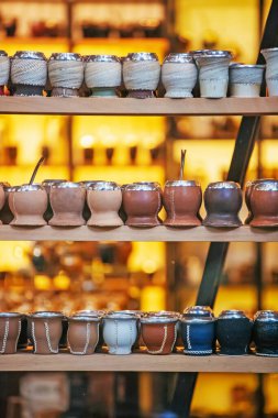 Güzel bir Türk kahvecisinin yakın çekimi.