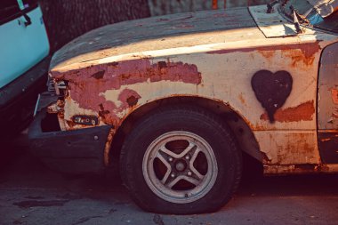 Sokaktaki eski paslı araba