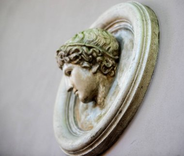 Bir kafa heykelinin kapağını kapat