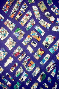 Modern bir binanın renkli mozaiği 