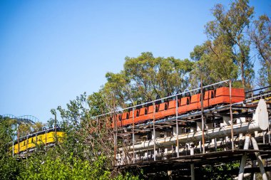 Terk edilmiş eğlence parkında eğlence. 