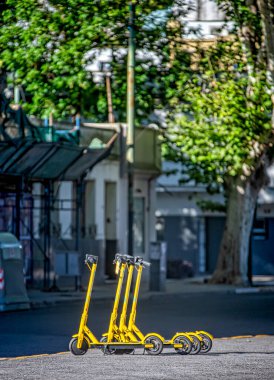 Şehirde scooterları tekmele.