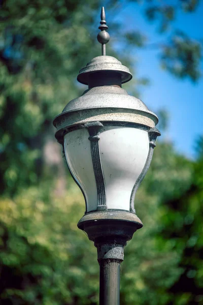 Farola Sobre Fondo Borroso Del Antiguo Edificio —  Fotos de Stock