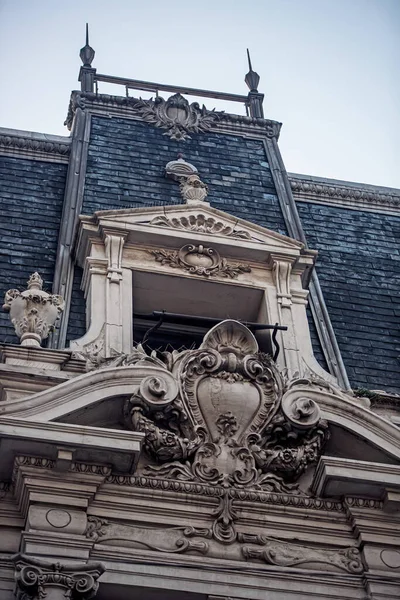 Eski tarihi binanın ön cephesinin ayrıntıları 