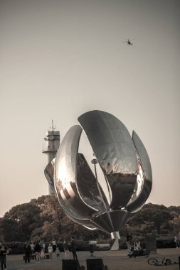 BUENOS AIRES, ARGENTINA - 3 Eylül 2019: Buenos Aires 'teki Floralis Generica Anıtı gibi çiçek
