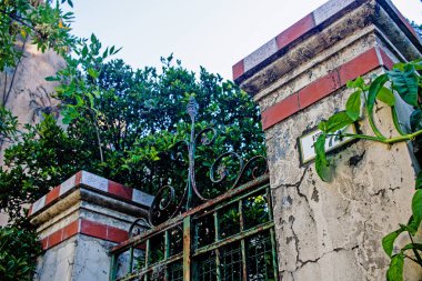 Taş sütunlu eski paslı kapılar 