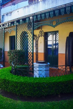 Eski tarihi binanın ön cephesinin ayrıntıları 