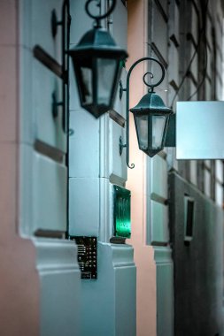 Akşamları sokakta fener.