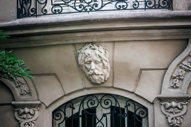 Eski tarihi binanın ön cephesinin ayrıntıları 