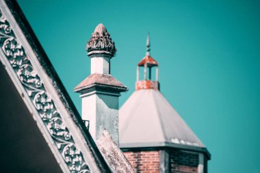 Eski tarihi binanın ön cephesinin ayrıntıları 