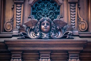 Eski tarihi binanın ön cephesi. 