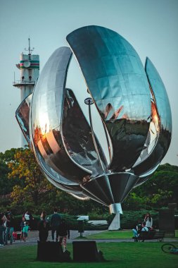 BUENOS AIRES, ARGENTINA - 3 Eylül 2019: Buenos Aires 'teki Floralis Generica Anıtı gibi çiçek