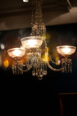 Bir restoranda avizeyi kapat.