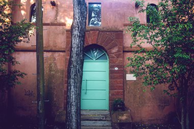 Eski tarihi binanın ön cephesinin ayrıntıları 