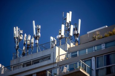 Binanın çatı telekomünikasyon antenler