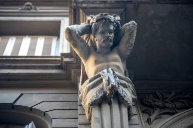 Eski bir taş heykel manzarası