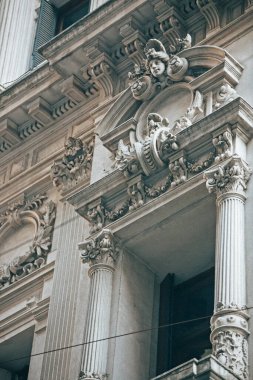 Eski tarihi binanın ön cephesi. 