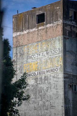 Eski tarihi binanın ön cephesinin ayrıntıları 