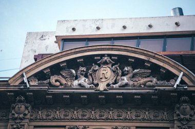 Eski bir binanın güzel dış görünüşü.