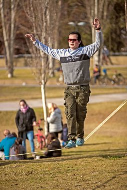 Buenos Aires, Arjantin 'de parkta ipte yürüyen kişi.