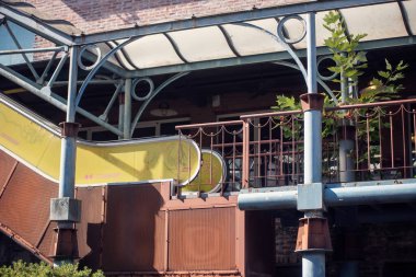 Eski terk edilmiş fabrika binası