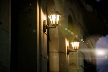 Şehirdeki eski sokak lambaları