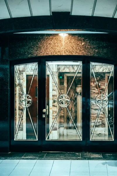 Gorgeous Glass Doors Building — Stockfoto