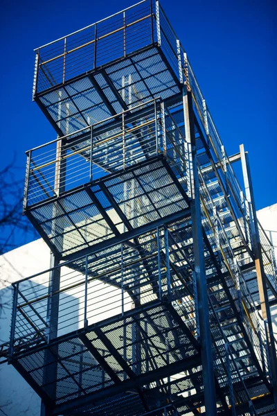 Metalowa Wieża Przemysłowa Rusztowaniami Dachem Stalowym — Zdjęcie stockowe