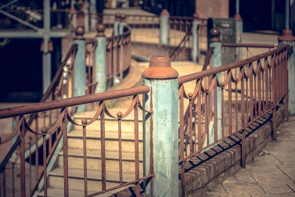 Velha Cerca Metal Enferrujado Cidade — Fotografia de Stock