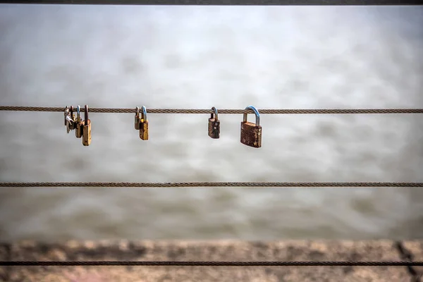 Oude Roestige Hangsloten Draad — Stockfoto