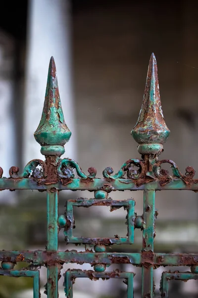通りの古い錆びた金属製の柵の詳細 — ストック写真