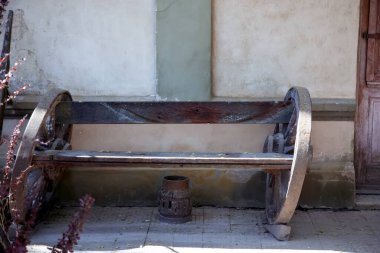 Duvara yaslanmış eski ahşap bir bank