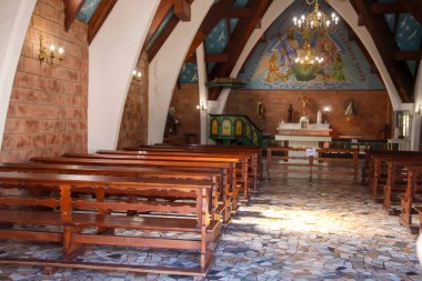 Ahşap banklar içinde kilise