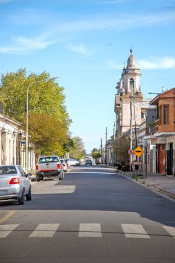 Ağaçlar ve binalarla dolu sessiz bir cadde