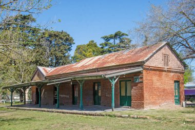 Açık mavi gökyüzünün altındaki eski tuğla bina
