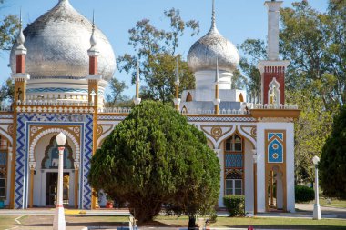 Kubbeler ve ağaçlarla süslü bina
