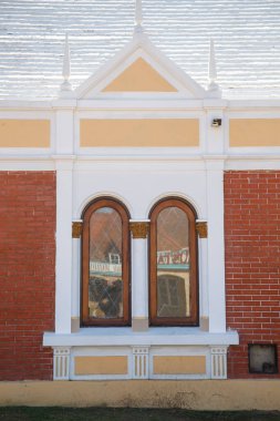 Tuğla duvarda iki kavisli pencere