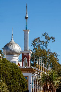 Kubbe ve kubbe ile süslü bina